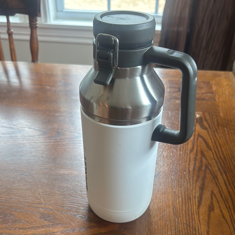 Stanley White and Black Insulated Bottle - Picture 4 of 11